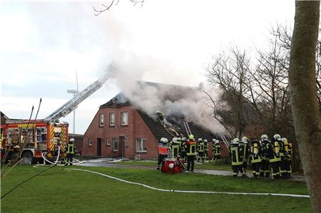 In Leybuchtpolder brannte ein landwirtschaftliches Gebäude. Der Bewohner konnte sich selbst in Sicherheit bringen.