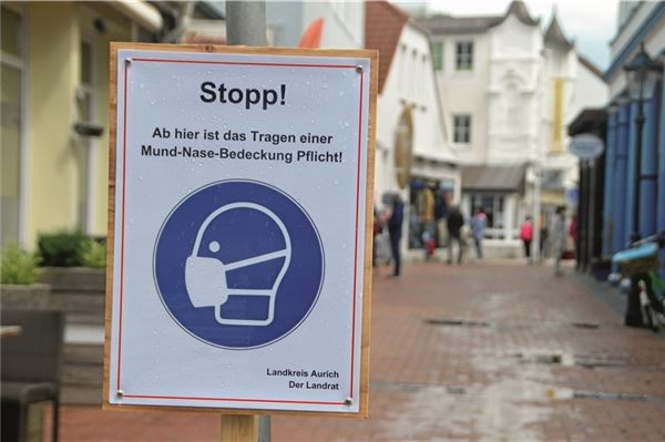 In der Fußgängerzone von Norden und Norderney sowie in der Stadt Aurich müssen Besucher wieder eine Mund-Nasen-Bedeckung tragen. 