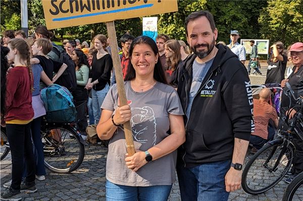 Norder Klima-Aktivisten beteiligen sich am internationalen Streik Jennifer Schlenkert aus Norden und Thomas Piel aus Hattingen machen sich um die Deichschafe sorgen. Foto: Merlin Klinke