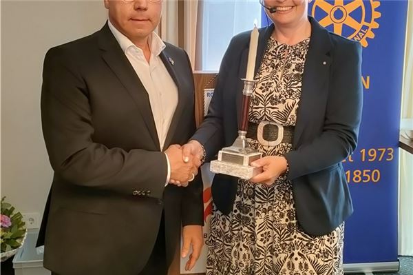 Julia Feldmann gibt den Präsidentenposten im Rotary Club Norden an Günter Schneider ab.