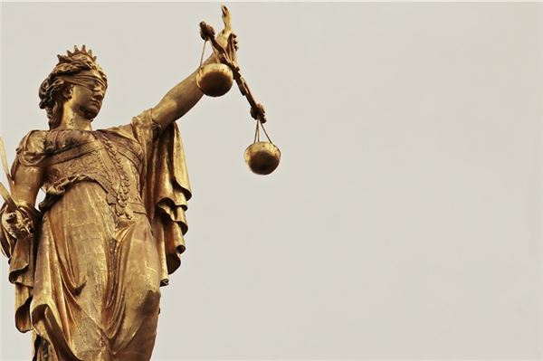 Elf Jahre für Mordversuch Justitia – die Göttin de Gerechtigkeit.