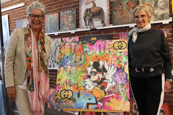 Künstlerin Nicol Groenendal (links) und Monika Abrams, Inhaberin der Galerie Farben Flut, laden für Freitag zu einer Ausstellung herzlich ein.