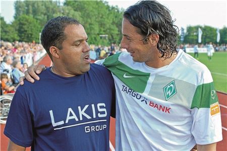 Kumpel. Dieses Foto entstand 2010 bei einem Testspiel von Werder auf Norderney, als Ailton (l.) Claudio Pizarro traf. Nun wurde der Einsatz von Ailton in Norden angekündigt. Foto: nordphoto