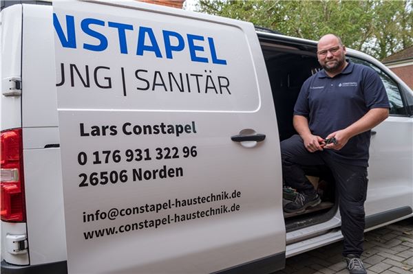 Lars Constapel vor seinem Firmentransporter.