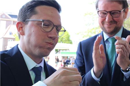 Lecker: Minister Falko Mohrs probiert einen Matjes. Oberbürgermeister Tim Kruithoff applaudiert. 