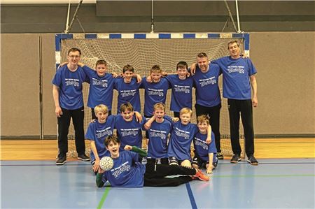 Meister der Regionsliga. Die D-Jugendhandballer von TuRa Marienhafe feierten den Titelgewinn vor der JSG Wilhelmshaven und dem OHV Aurich. Das Foto zeigt (oben, v. l.) Jannes Nuys, Thies Oppenborn, Alexander Brouer, Dieke Duin, Simon Klaaßen, Andreas Klaaßen, Ralf Meyer, (unten, v. l.) Jesko Dirks, Julian Geiken, Louis Barsuhn, Menko Goldenstein, Fiete Dirks und (liegend) Lenn Meyer. Foto: privat