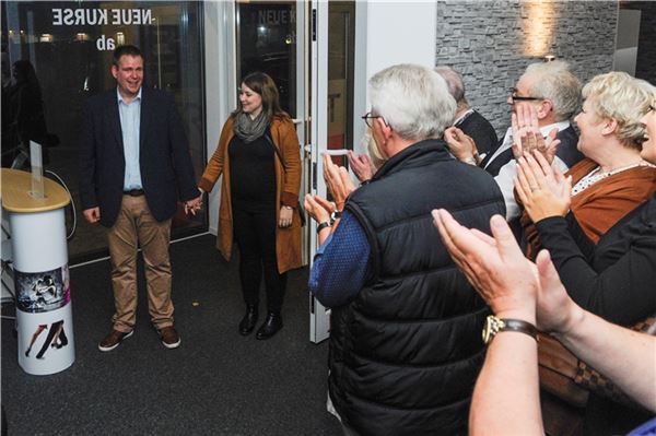 Florian Eiben ist neuer Norder Bürgermeister Mit Applaus begrüßen Parteigenossen, Freunde und Familie Florian Eiben und seine Verlobte.