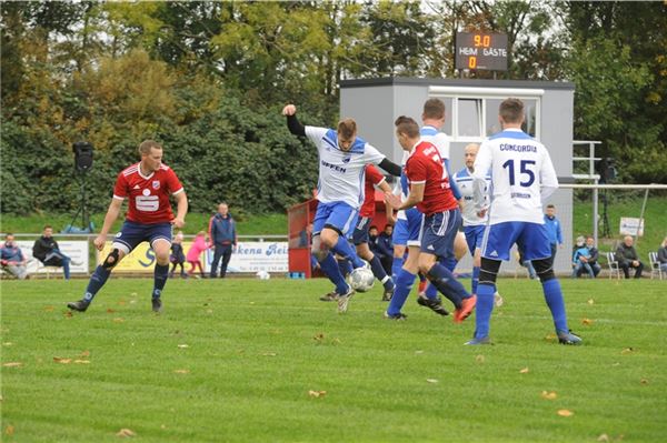 TuRa-Fußballer verschönern den Sportplatz Neues Ambiente. Auf dem TuRa-Sportplatz gibt es einige Veränderungen, darunter die neue Sprecherkabine mit elektronischer Anzeigetafel (im Hintergrund).