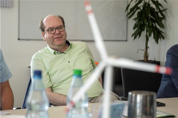 Niedersächsischer Umweltminister Christian Meyer verfolgt gespannt die Ausführungen zu „Into Green Future“.