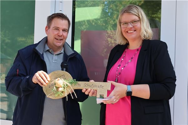 Nordens Bürgermeister Florian Eiben überreicht einen symbolischen Schlüssel für den Neubau an Kita-Leiterin Tina Gerbers. 