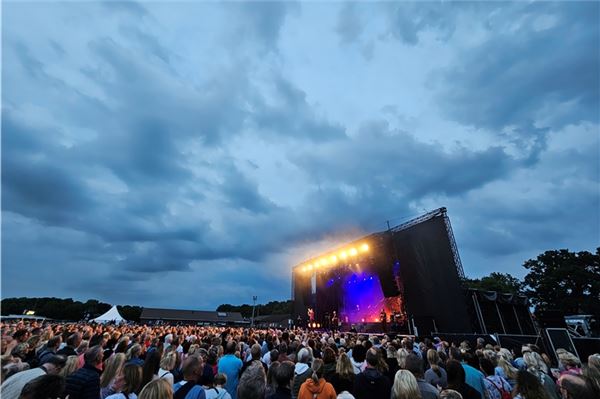 Nur Wolken, kein Wolkenbruch: Johannes Oerdings Open-Air-Konzert bleibt den Fans in Erinnerung. Foto: Holger Bloem