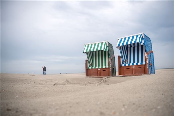 Ostfriesische Inseln sind bereit für Neustart Nur wenige Menschen sind am Strand unterwegs. Bald dürfen die Touristen wieder kommen.