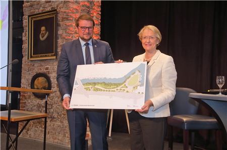 Oberbürgermeister Tim Kruithoff und Eske Nannen mit dem Entwurf für die Kunstpromenade.