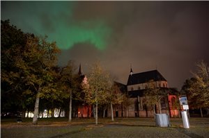 Die Polarlichter lassen die Ludgeri-Kirche in einem mythischen Licht erstrahlen.