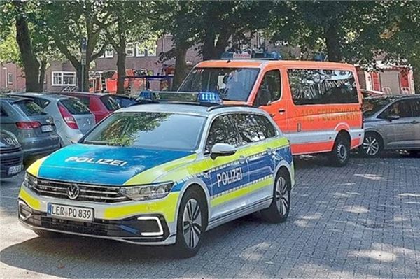 Jugendlicher Messerstecher ist wieder frei Polizeieinsatz vor der Herrentorschule am Donnerstag. Inzwischen ist der Täter wieder frei.
