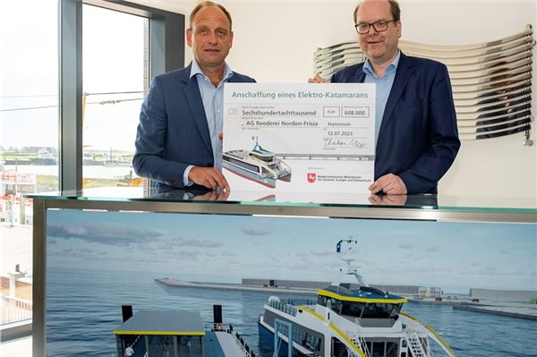 Reedereivorstand Carl-Ulfert Stegmann (links) konnte gestern den symbolischen Scheck für den neuen E-Katamaran aus den Händen von Umweltminister Christian Meyer entgegennehmen.