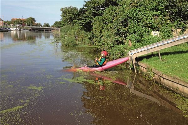 WSV Norden feiert mit vielen Aktivitäten Rein ins nasse Vergnügen. Auch die Bootsrutsche ist beim Sommerfest des Wassersportvereins am Sonnabend am Norder Tief im Einsatz. Foto: Privat