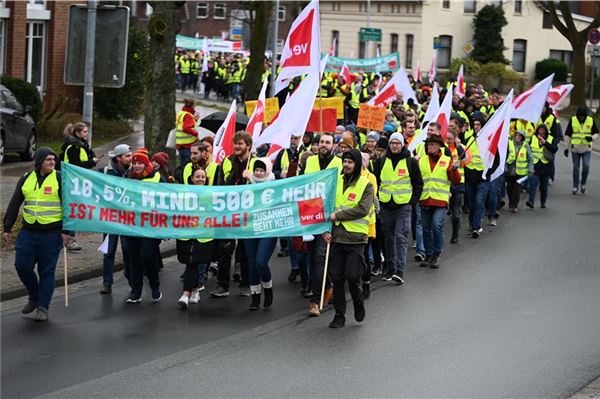 Rund 2000 Beschäftigte demonstrieren zur Stunde in Leer. Foto: dpa