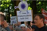 Rund 2500 Menschen demonstrieren in Norden für den Erhalt ihres Krankenhauses.