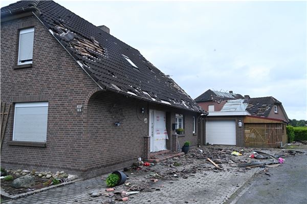 Windhose zieht Spur der Verwüstung durch Großheide Rund 50 Häuser wurden durch die Windhose stark beschädigt.