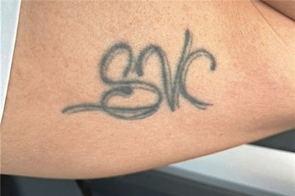 „SVC“ auf der Haut. 2010 bekam der Emder das Tattoo. Foto: Privat