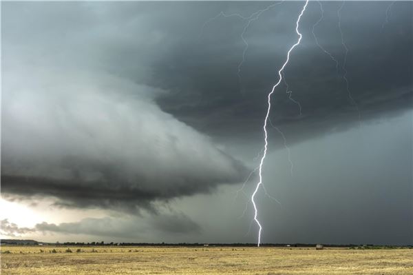 Wetterdienst warnt vor Unwettern Schwere Unwetter mit Gewittern und Starkregen könnten heute Nachmittag und Abend auch Ostfriesland treffen.