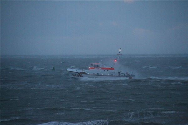 Zwei Segler aus Nordsee gerettet - weiterer Mann vermisst
Seenotrettungskreuzer „Eugen“ auf nächtlicher Einsatzfahrt.