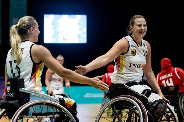 Sie haben gut lachen. Lena Knippelmeyer (rechts, hier mit Svenja Mayer nach dem Algerien-Spiel) und das Team Deutschland haben das Viertelfinale erreicht. Foto: Stephanie Wunderl