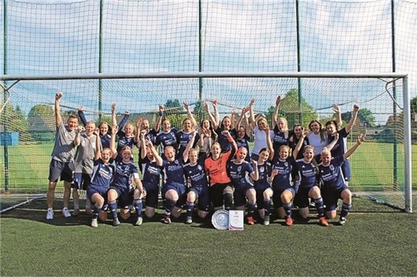So sehen Siegerinnen aus. Mit 15 Punkten Vorsprung holten die Fußballdamen des SV Hage die Ostrieslandmeisterschaft.