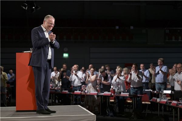 Stephan Weil in Aurich als Parteichef der SPD bestätigt Stephan Weil, Ministerpräsident von Niedersachsen, wurde beim ordentlichen Parteitags der SPD in Aurich mit 93,4 Prozent als Landesvorsitzender bestätigt.