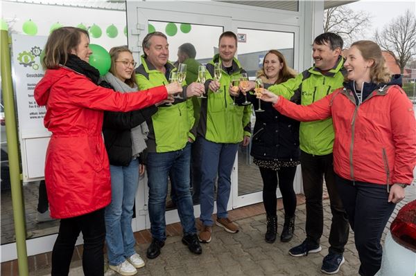 ASH Norden bietet seit zehn Jahren erfolgreichen Arbeits- und Brandschutz Stoßen auf das zehnjährige Bestehen von ASH an: Karin Davids (v. l.), Tochter Lina Habben, Helmut Habben, Jens Casjens, Sabrina Janssen, Hartmut Stricker und Andrea Ferdinand