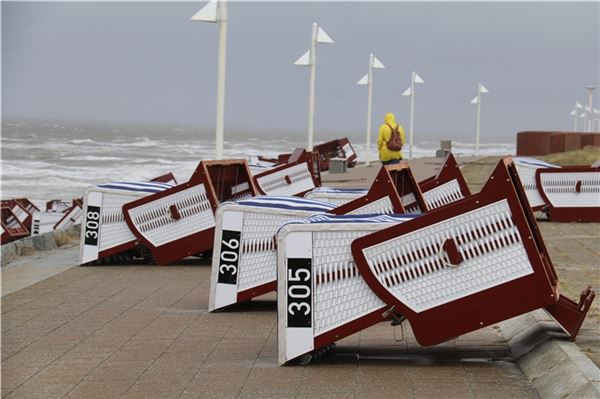 Umgewehte Strandkörbe auf Norderney