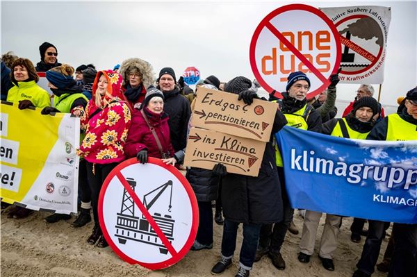 Umweltschützer und Insulaner demonstrieren am Weststrand von Borkum mit Bannern und Plakaten gegen die geplante Erdgasförderung. Archivbild: dpa
