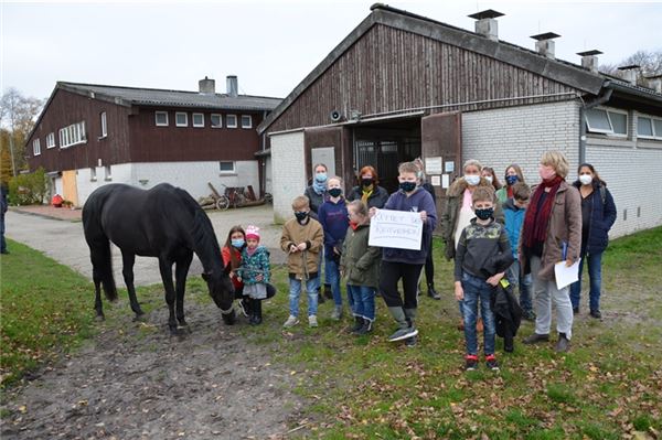 Vorstand und Mitglieder des Pferdesportvereins Norderland werben für ihre Idee, ihnen das Gelände in Bargebur zu verpachten. Dort will der Verein die Ställe sanieren.