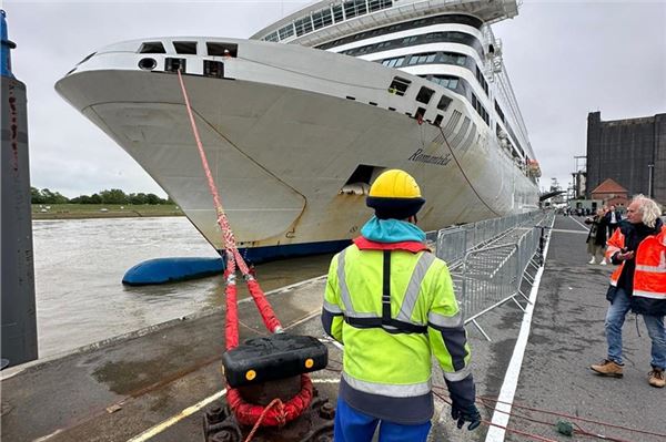 Die MS Romantika legt zum ersten Mal im Emder Hafen an