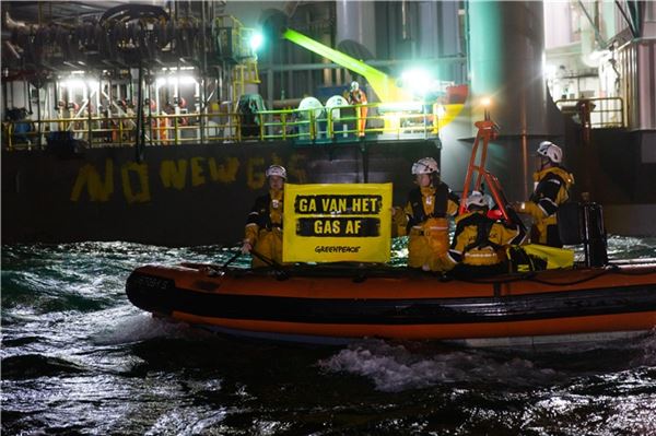 Greenpeace protestiert auf hoher See vor Borkum gegen geplante Gasförderung