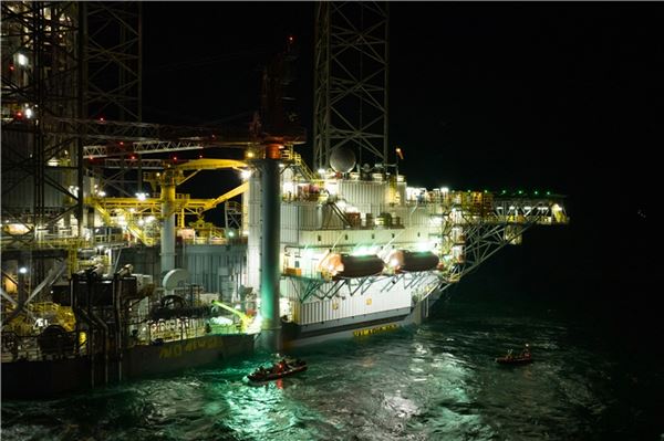 Greenpeace protestiert auf hoher See vor Borkum gegen geplante Gasförderung