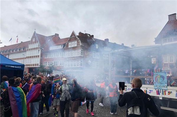 Der erste CSD Emden ist mit einer Demo gestartet
