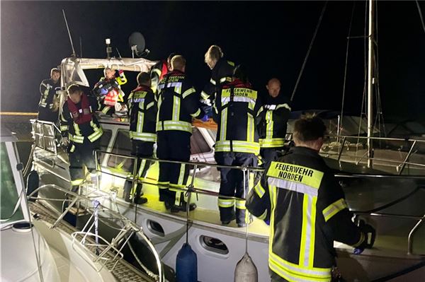 Feuerwehr rettet erkrankten Mann von seinem Boot