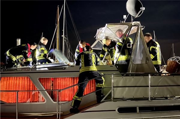 Feuerwehr rettet erkrankten Mann von seinem Boot