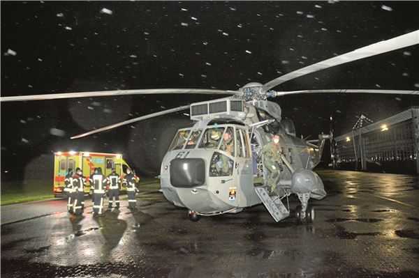 Hubschrauber bringt Notfälle von der Insel aufs Festland Weil andere Hubschrauber nicht für Flüge bei Nacht und stürmischem Wetter ausgelegt sind, sprang ein Marinehubschrauber ein, während die Feuerwehr Norden für Licht sorgte.