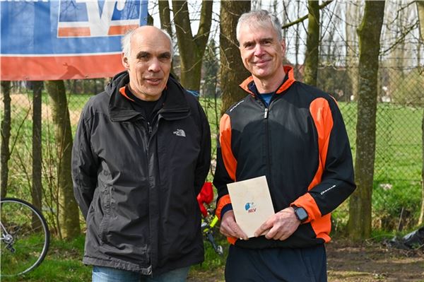Zwei Goldnadel-Träger unter sich. Jürgen Drosten (links) hielt die Laudatio und überreichte seinem langjährigen Weggefährten Frank Fengkohl die Auszeichnung des NLV. Foto: Ute Bruns
