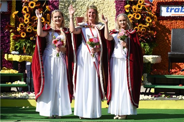  Das frisch gekrönte „Königshaus“ winkt auf der Bühne: Erste Blütenprinzessin Joey Melina Folkerts, Blütenkönigin Clematis I. Meike Deharde und zweite. Blütenprinzessin Antje Kopietz.