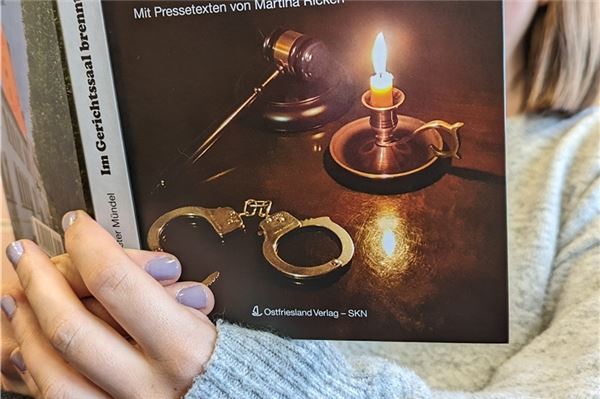 [Tbs: lw] [Tbs: sw] Das neue Buch von Heinz-Dieter Mündel ermöglicht einen Einblick in das Richterleben. [Tbs: sw] Foto: Merlin Klinke