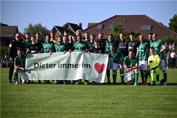 : Die Teams von Carolinensiel und Werder gedachten vor dem ersten Spiel des Blitzturniers. Fotos: Doden/Blomberg