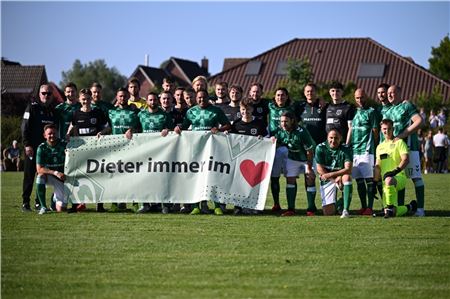 : Die Teams von Carolinensiel und Werder gedachten vor dem ersten Spiel des Blitzturniers. Fotos: Doden/Blomberg