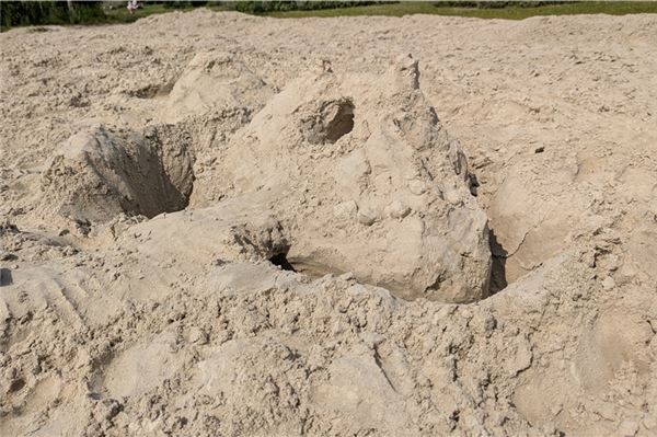 Kiessee Hage: 100 Kubikmeter Sand machen den Kurpark zum Urlaubsparadies ... und am Nachmittag standen bereits die ersten Sandburgen.