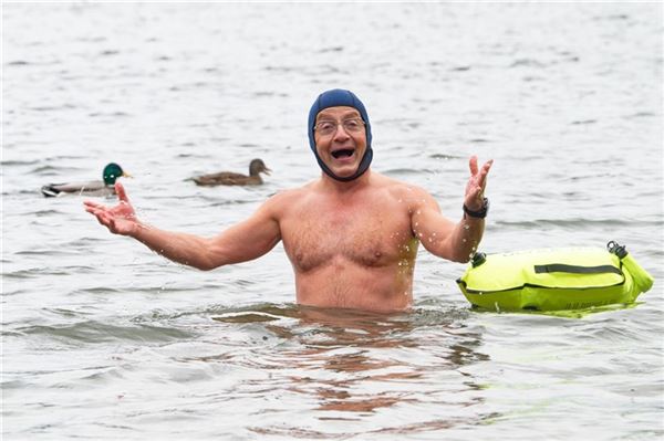 1 - 2 - 3 - Oberkörper frei: Seit drei Jahren bereits geht Wigald Boning täglich, bei jedem Wetter, unter freiem Himmel ins Wasser. Foto: dpa