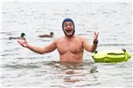 1 - 2 - 3 - Oberkörper frei: Seit drei Jahren bereits geht Wigald Boning täglich, bei jedem Wetter, unter freiem Himmel ins Wasser. Foto: dpa