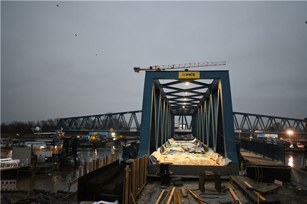 Letztes Brückenteil für neue Friesenbrücke eingesetzt